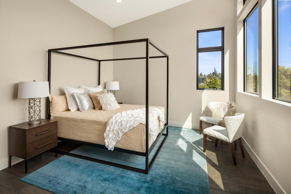 Mittelgroßes Modernes Gästezimmer ohne Kamin mit beiger Wandfarbe, braunem Holzboden und braunem Boden in Los Angeles