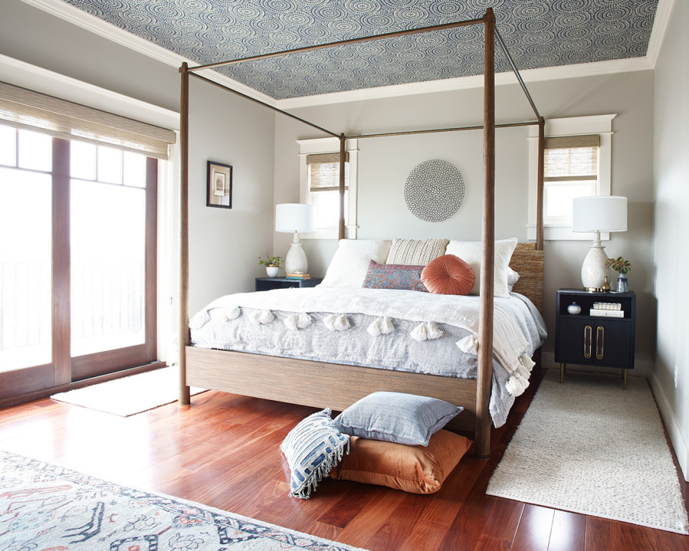 Идея дизайна: спальня в стиле неоклассика (современная классика) с серыми стенами, паркетным полом среднего тона, коричневым полом и потолком с обоями