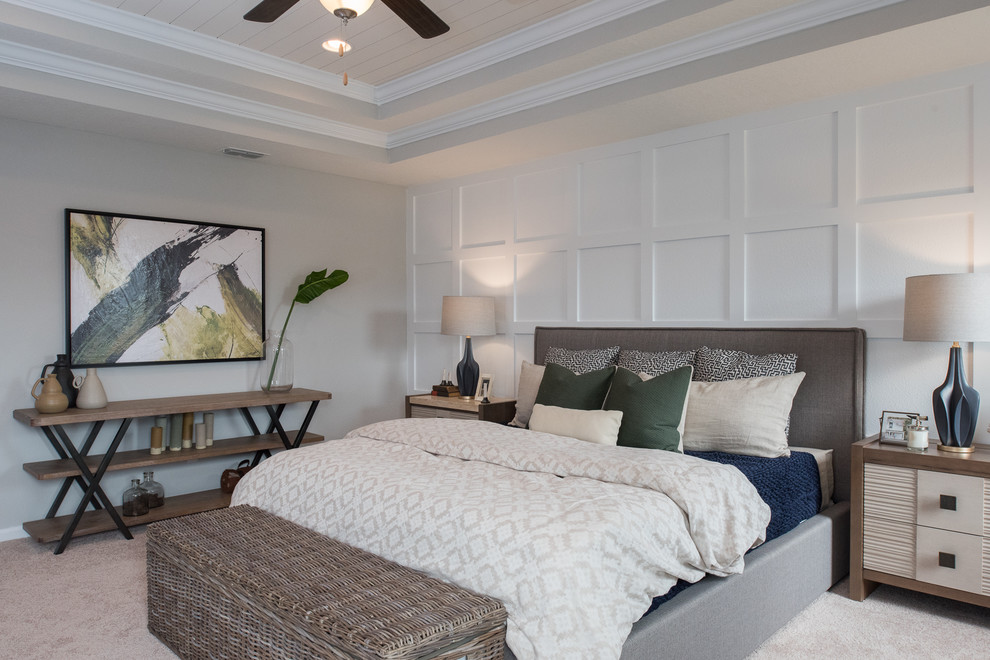 Großes Klassisches Hauptschlafzimmer mit weißer Wandfarbe, Teppichboden und beigem Boden in Jacksonville