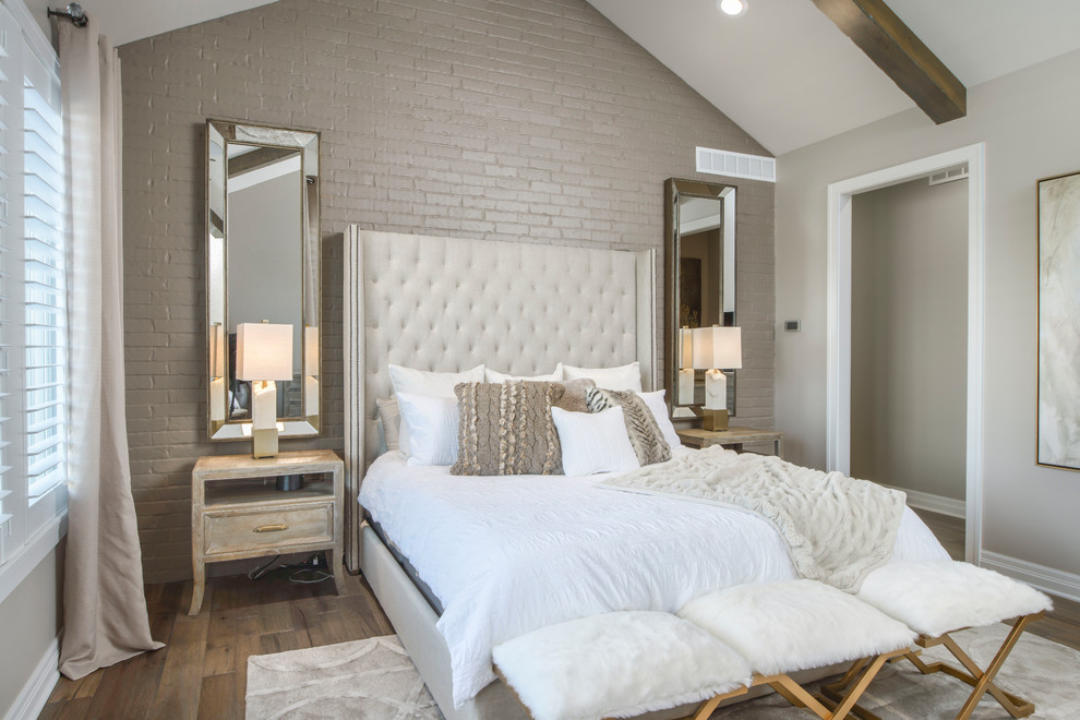 ウィチタにあるトランジショナルスタイルのおしゃれな主寝室 (グレーの壁、濃色無垢フローリング) のインテリア