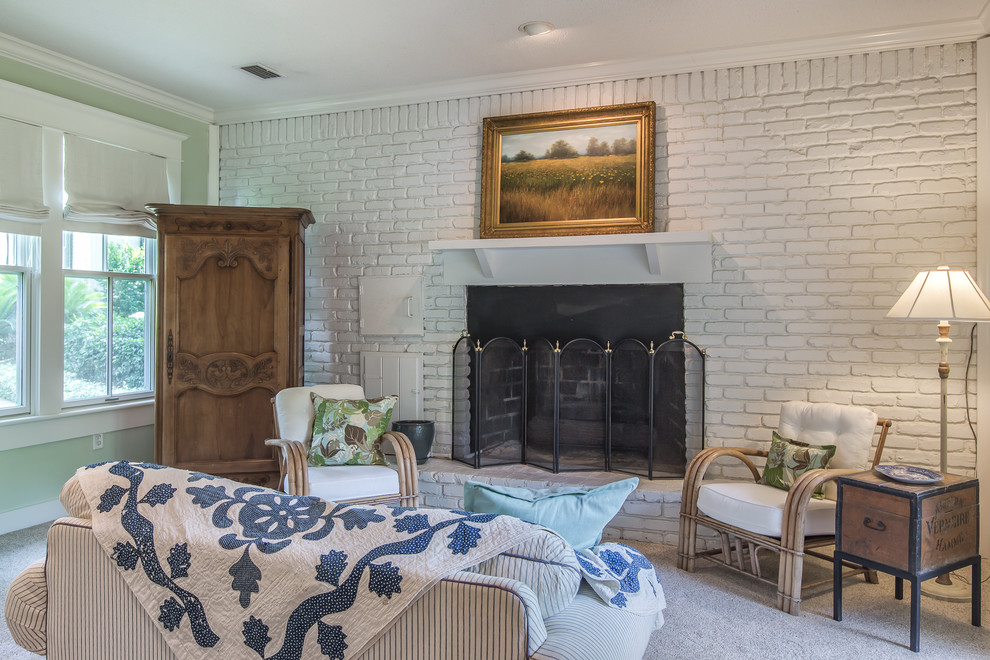 Imagen de habitación de invitados de estilo de casa de campo de tamaño medio con paredes verdes y moqueta
