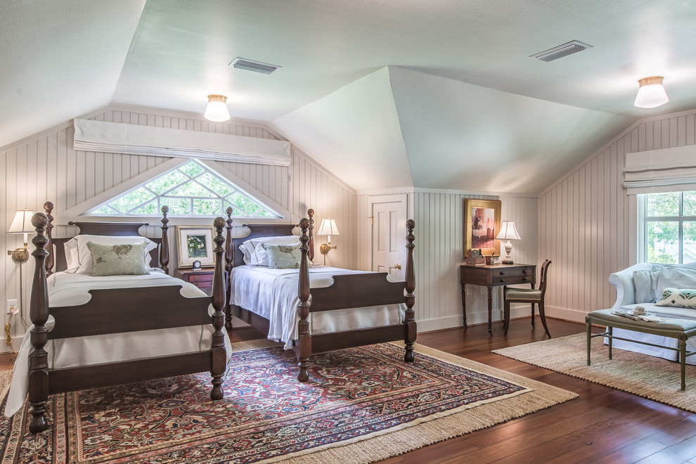 Modelo de habitación de invitados campestre de tamaño medio con paredes grises y suelo de madera en tonos medios