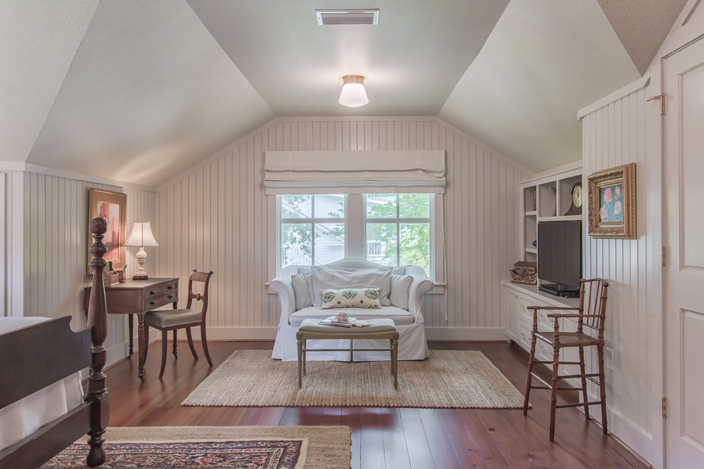 Cette image montre une chambre d'amis rustique de taille moyenne avec un mur gris et un sol en bois brun.