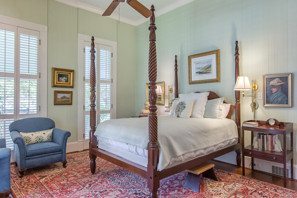 Ejemplo de dormitorio principal campestre de tamaño medio con paredes verdes y suelo de madera en tonos medios