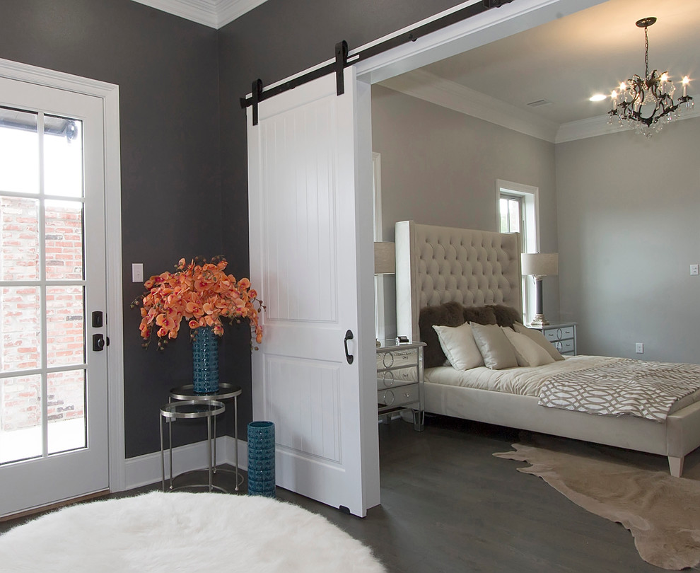 Источник вдохновения для домашнего уюта: большая хозяйская спальня в стиле неоклассика (современная классика) с серыми стенами и темным паркетным полом