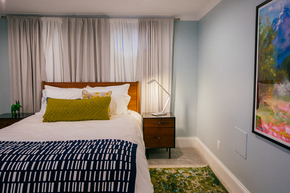 Bild på ett litet vintage gästrum, med blå väggar, heltäckningsmatta och grått golv