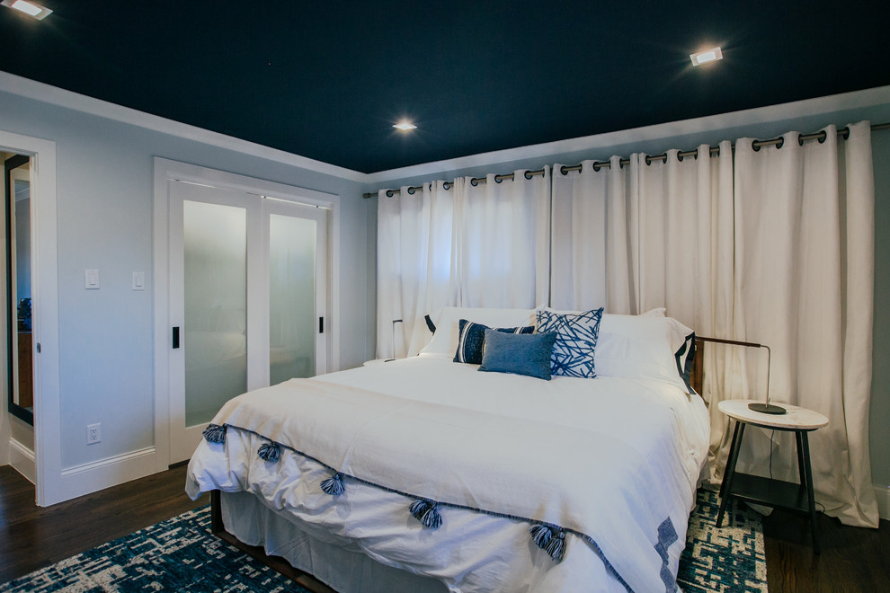 Стильный дизайн: маленькая хозяйская спальня в стиле неоклассика (современная классика) с синими стенами, паркетным полом среднего тона и коричневым полом для на участке и в саду - последний тренд