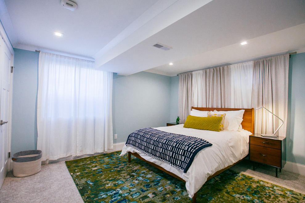 Ejemplo de habitación de invitados clásica renovada pequeña con paredes azules, moqueta y suelo gris