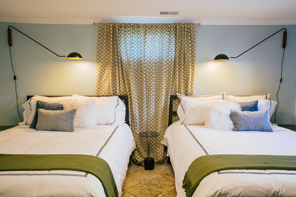 Foto di una piccola camera degli ospiti chic con pareti blu, moquette e pavimento grigio