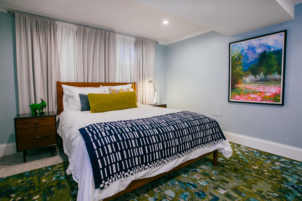 Пример оригинального дизайна: маленькая гостевая спальня (комната для гостей) в стиле неоклассика (современная классика) с синими стенами, ковровым покрытием и серым полом для на участке и в саду