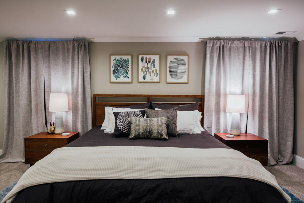 Geräumiges Klassisches Hauptschlafzimmer mit grauer Wandfarbe, Teppichboden, Kamin, Kaminumrandung aus Backstein und grauem Boden in Denver