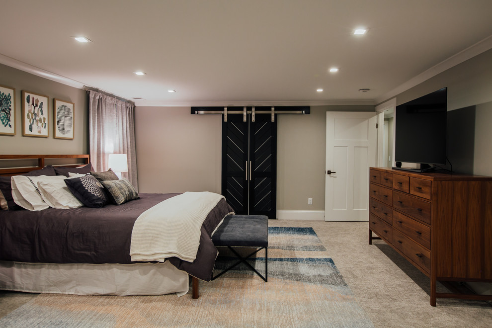 Пример оригинального дизайна: огромная хозяйская спальня в стиле неоклассика (современная классика) с серыми стенами, ковровым покрытием, стандартным камином, фасадом камина из кирпича и серым полом
