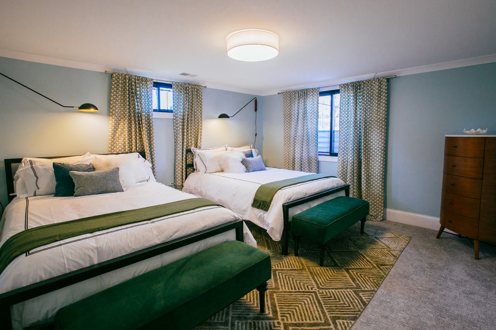 На фото: маленькая гостевая спальня (комната для гостей) в стиле неоклассика (современная классика) с синими стенами, ковровым покрытием и серым полом для на участке и в саду