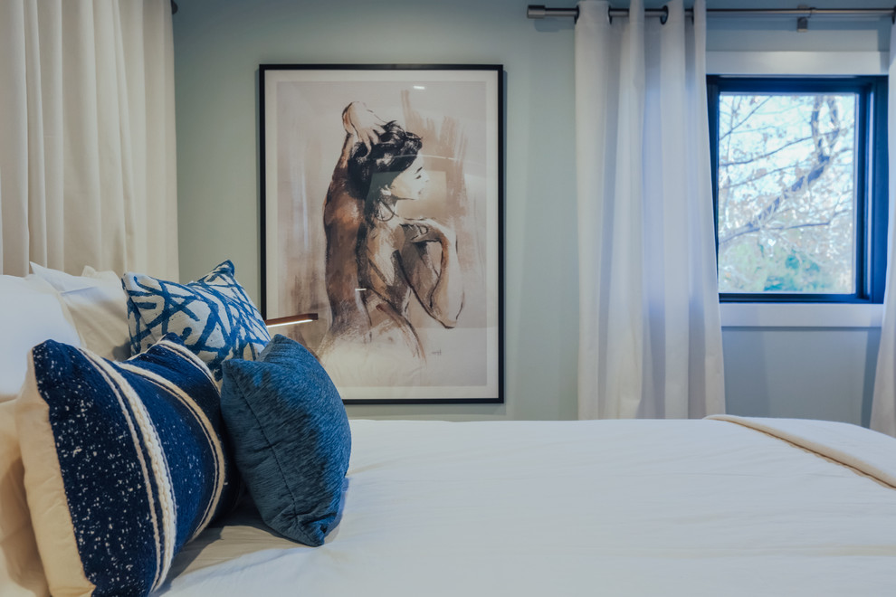 Ejemplo de dormitorio principal clásico renovado pequeño con paredes azules, suelo de madera en tonos medios y suelo marrón