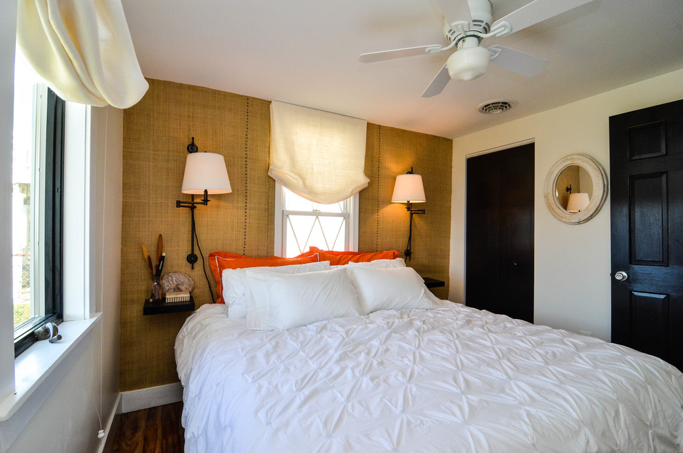 Foto de dormitorio principal clásico renovado pequeño sin chimenea con paredes amarillas y suelo de madera en tonos medios