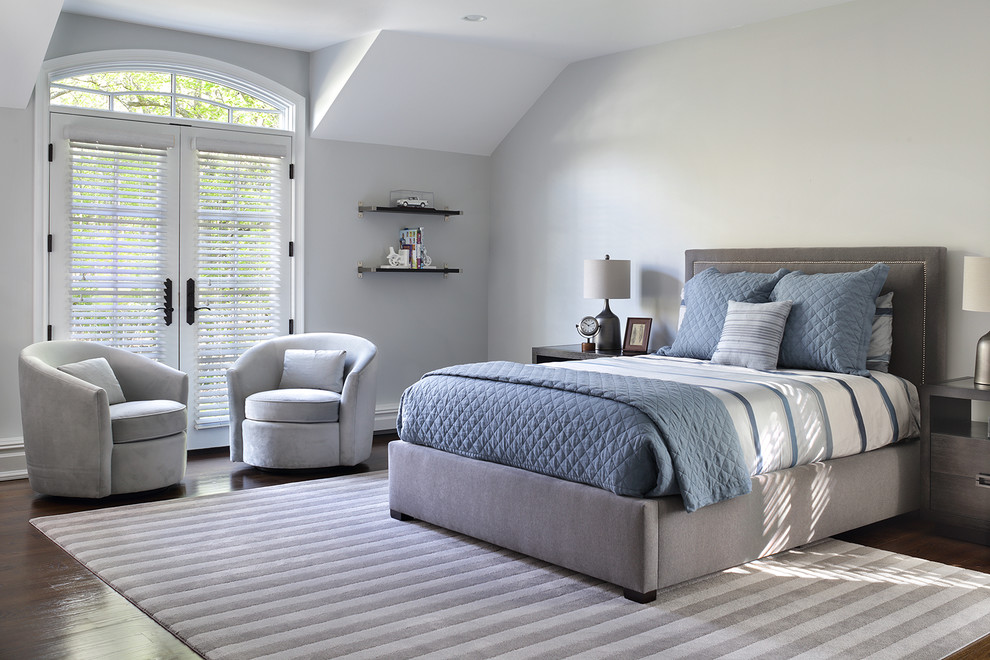 Imagen de dormitorio clásico con paredes grises, suelo de madera oscura y suelo marrón