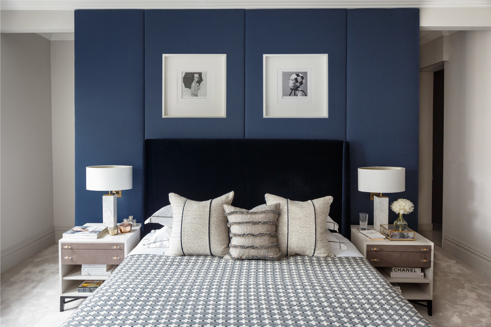На фото: хозяйская спальня среднего размера в стиле неоклассика (современная классика) с серыми стенами, ковровым покрытием, серым полом и акцентной стеной с