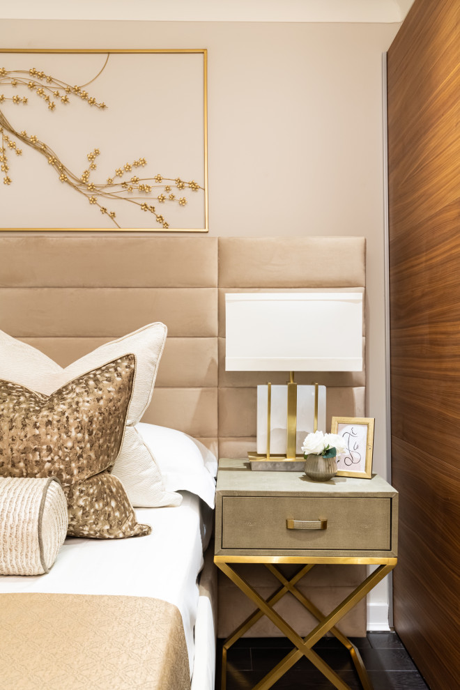 Modelo de habitación de invitados moderna de tamaño medio sin chimenea con paredes beige, suelo de madera oscura y suelo marrón