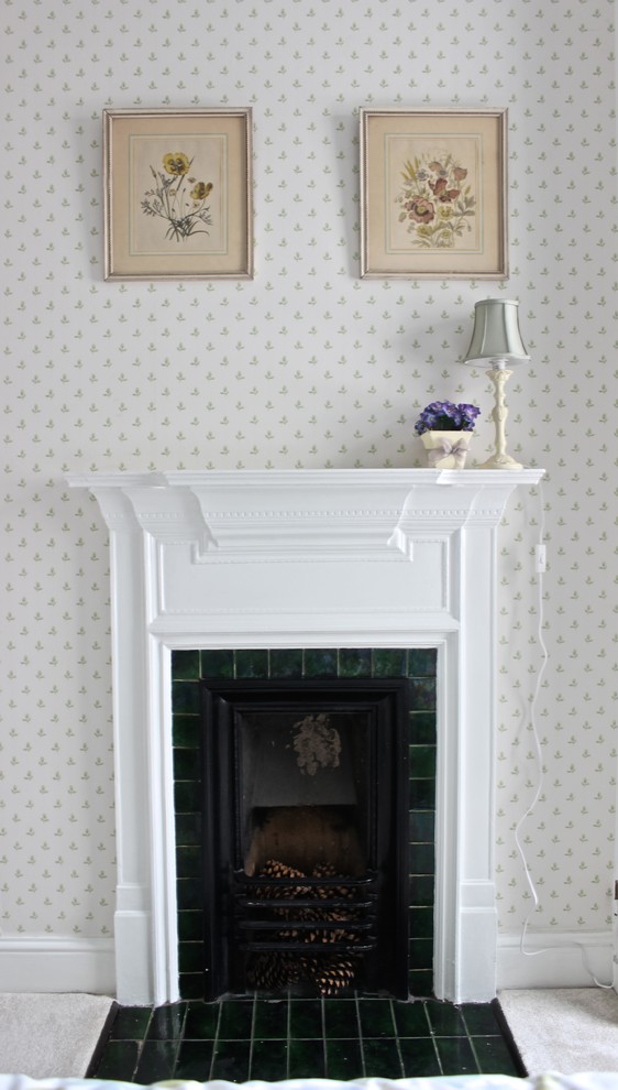 Réalisation d'une chambre tradition de taille moyenne avec une cheminée standard, un mur blanc et un manteau de cheminée en carrelage.