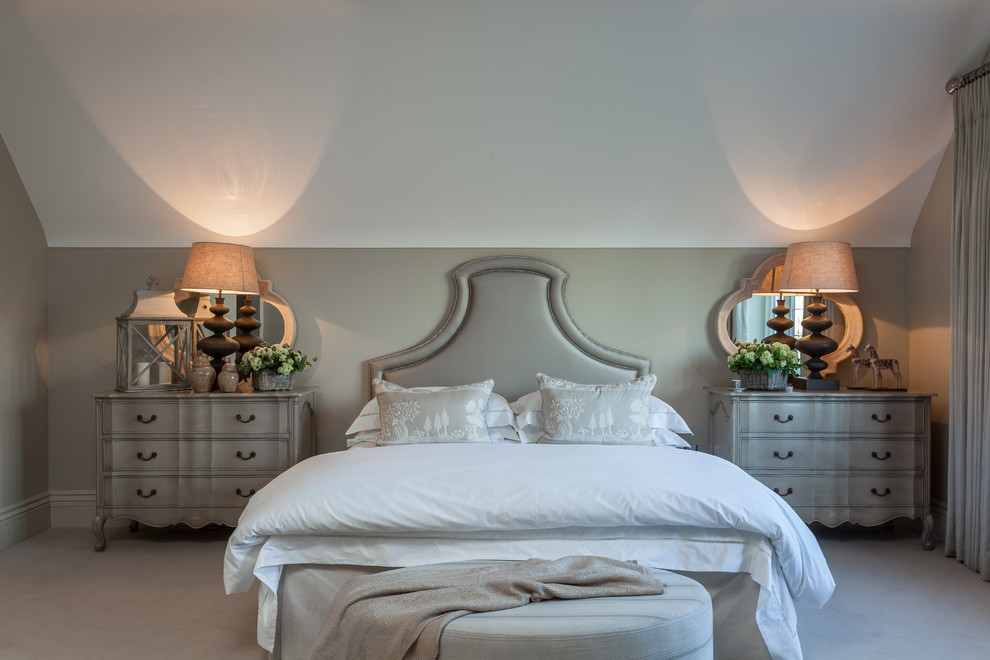 На фото: спальня на мансарде в классическом стиле