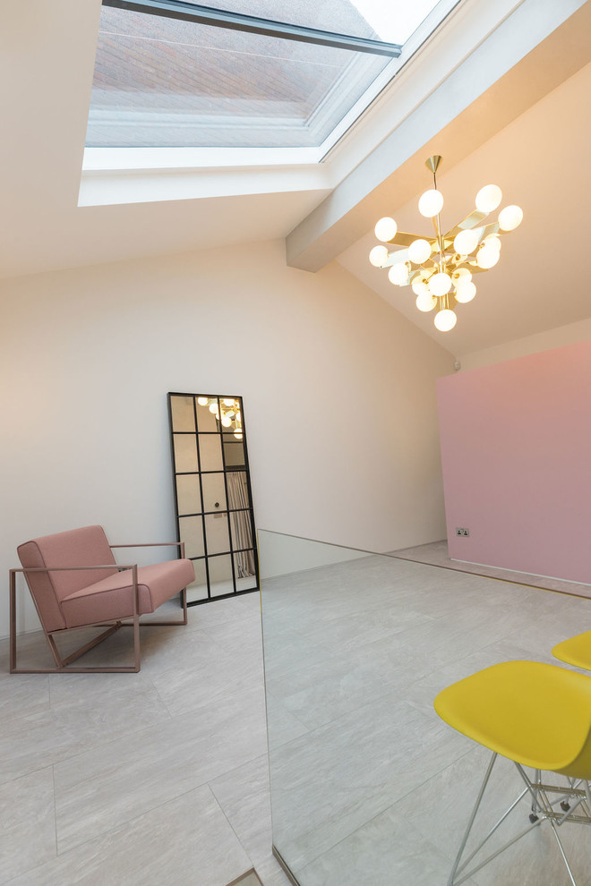 Cette photo montre une chambre parentale moderne de taille moyenne avec un mur rose, un sol en carrelage de porcelaine, aucune cheminée et un sol gris.