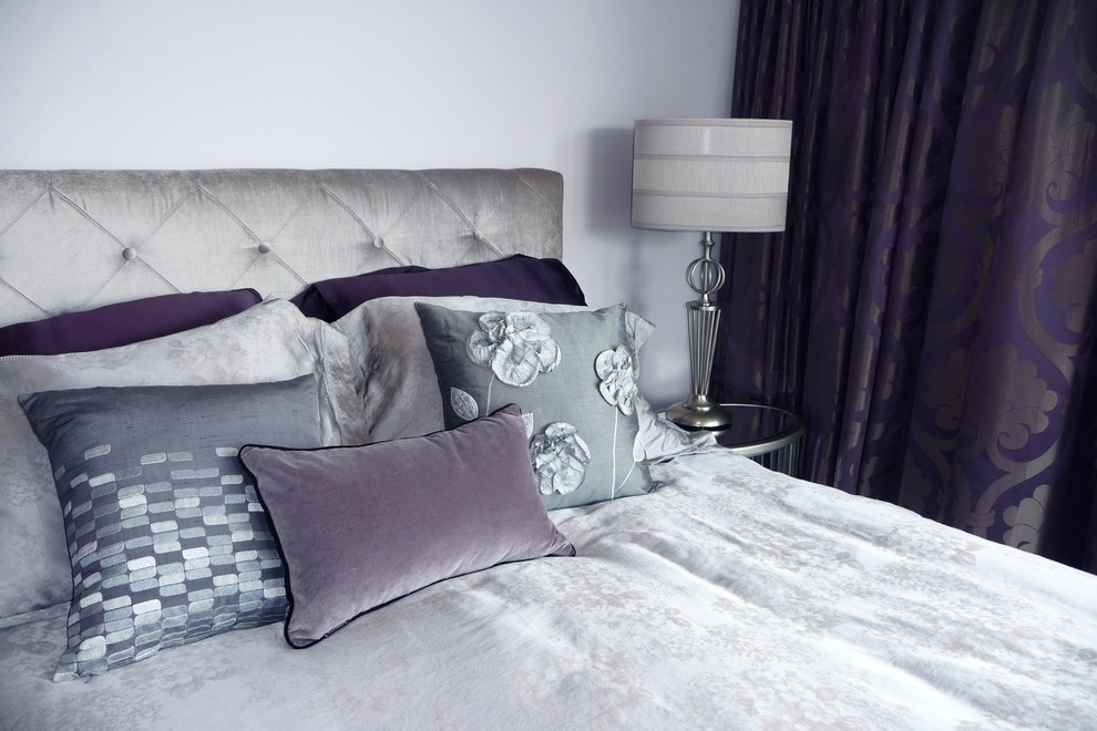シドニーにある中くらいなトランジショナルスタイルのおしゃれな主寝室 (紫の壁) のレイアウト