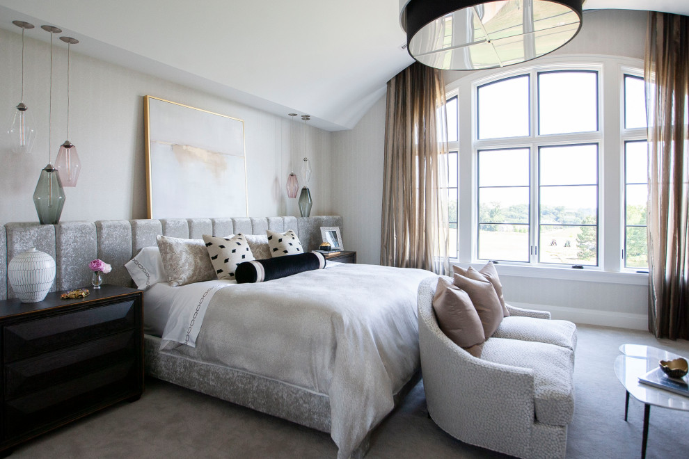 Modernes Schlafzimmer mit beiger Wandfarbe, Teppichboden, beigem Boden, gewölbter Decke und Tapetenwänden in Sonstige