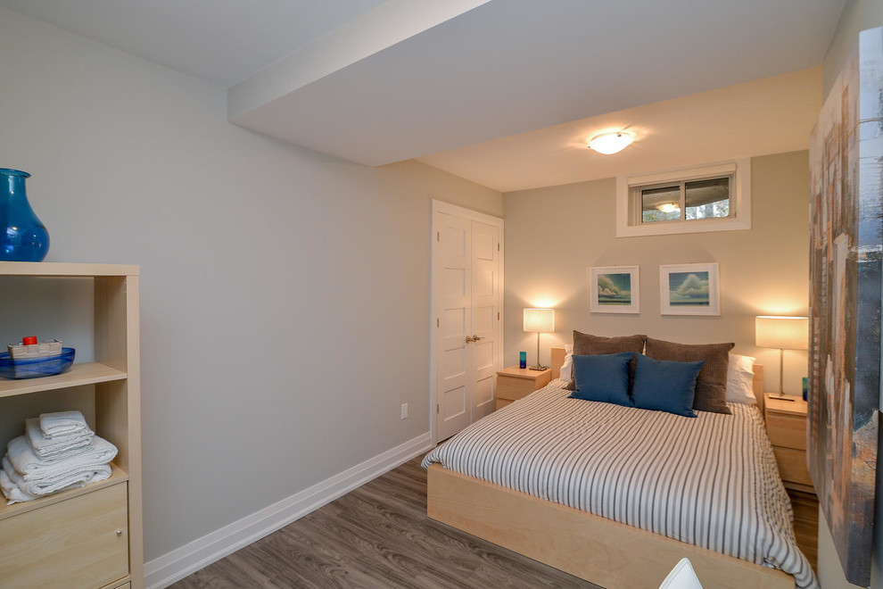 Пример оригинального дизайна: гостевая спальня среднего размера, (комната для гостей) в скандинавском стиле с серыми стенами, паркетным полом среднего тона и серым полом без камина