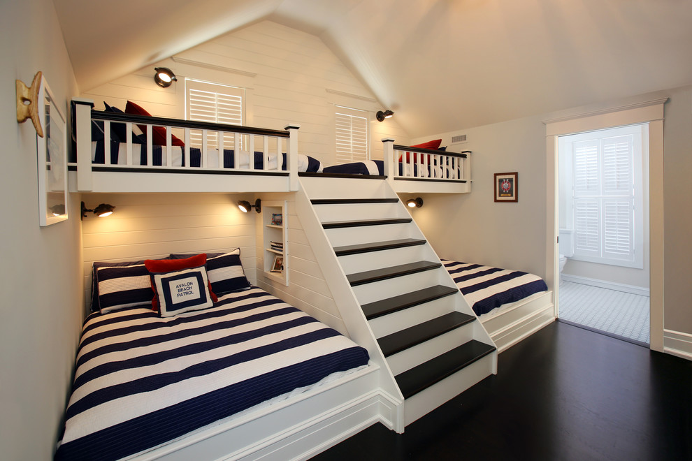 フィラデルフィアにある中くらいなビーチスタイルのおしゃれな客用寝室 (グレーの壁、濃色無垢フローリング、茶色い床) のレイアウト