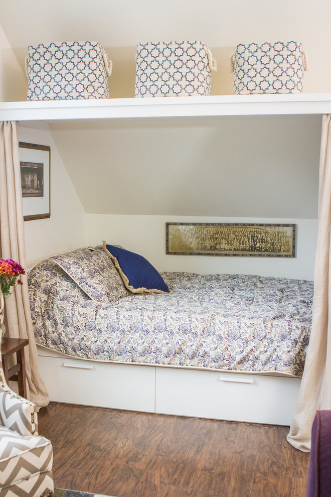На фото: маленькая хозяйская спальня в стиле фьюжн с бежевыми стенами и темным паркетным полом для на участке и в саду с