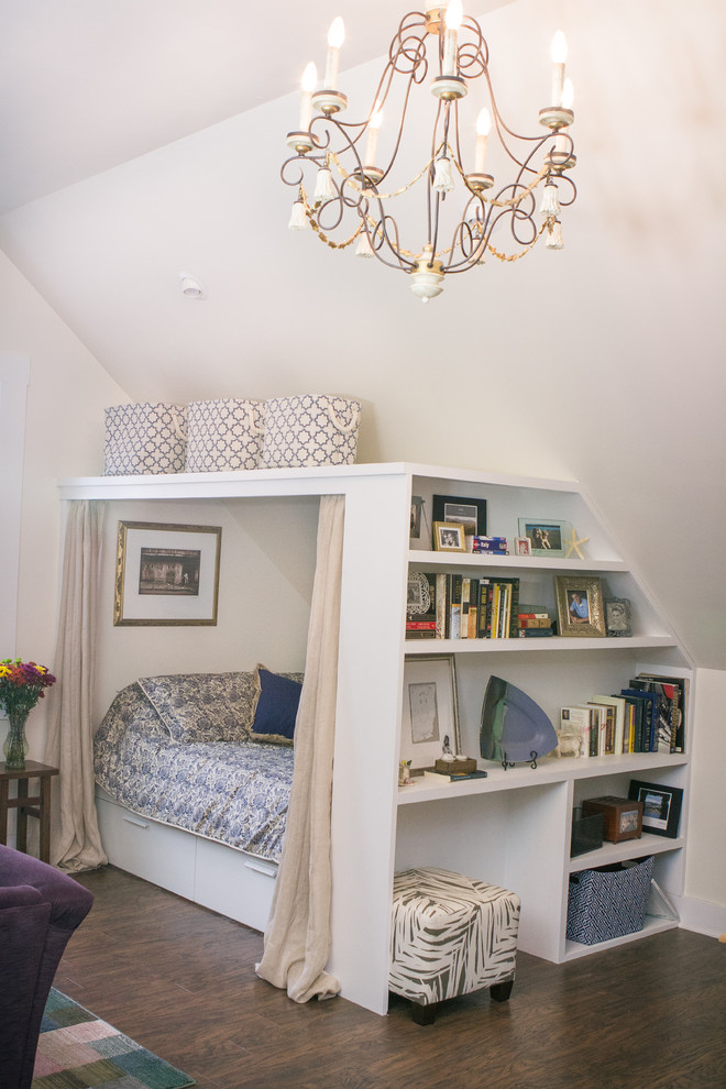 Aménagement d'une petite chambre parentale éclectique avec un mur beige et parquet foncé.