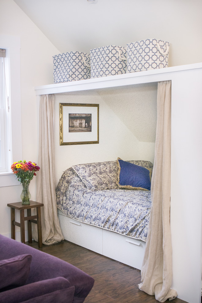 Modelo de dormitorio principal bohemio pequeño con paredes beige y suelo de madera oscura