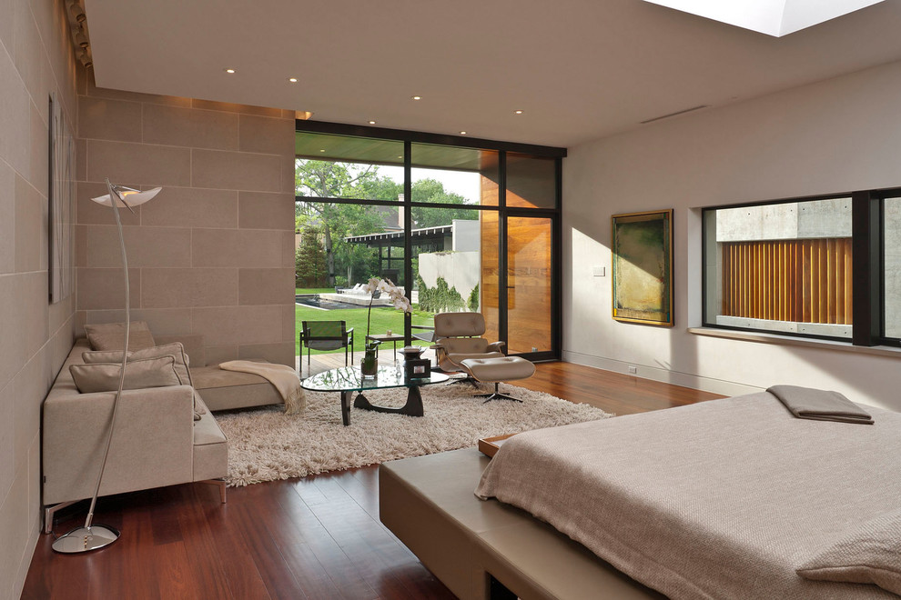 Idée de décoration pour une chambre minimaliste avec un mur blanc et un sol en bois brun.