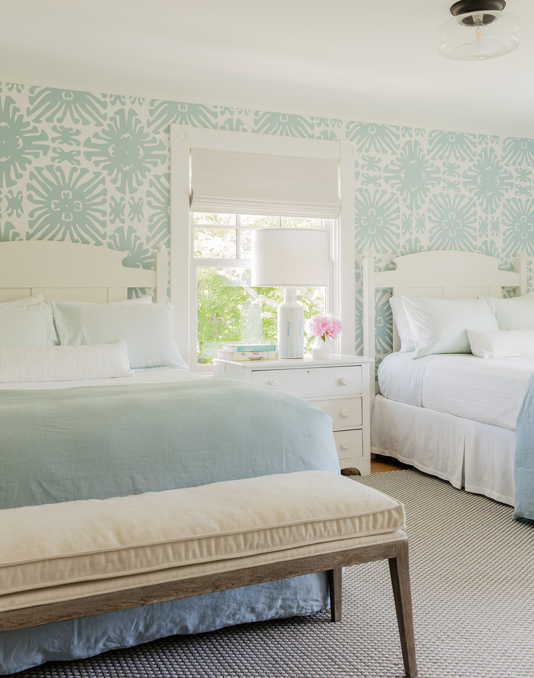 Источник вдохновения для домашнего уюта: гостевая спальня (комната для гостей) в морском стиле с разноцветными стенами, паркетным полом среднего тона и бежевым полом