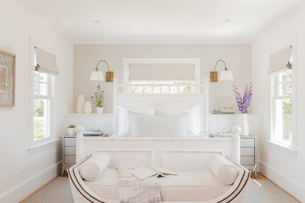 Foto de dormitorio principal costero con paredes blancas, suelo de madera en tonos medios y suelo beige