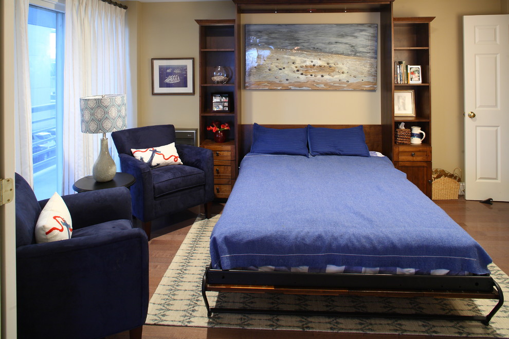Mittelgroßes Maritimes Gästezimmer ohne Kamin mit beiger Wandfarbe, dunklem Holzboden und braunem Boden in Portland Maine