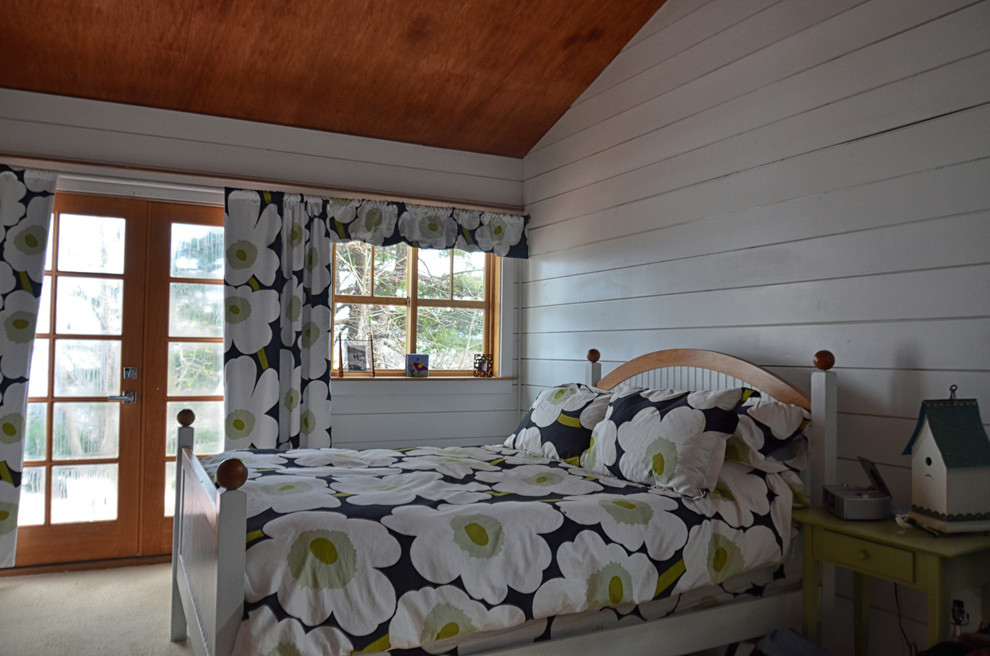 ポートランド(メイン)にある中くらいなビーチスタイルのおしゃれな主寝室 (白い壁、カーペット敷き、吊り下げ式暖炉) のレイアウト