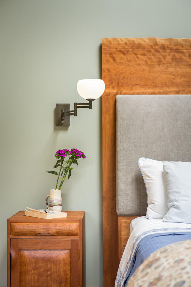 Стильный дизайн: большая хозяйская спальня в стиле кантри с зелеными стенами, светлым паркетным полом и коричневым полом без камина - последний тренд