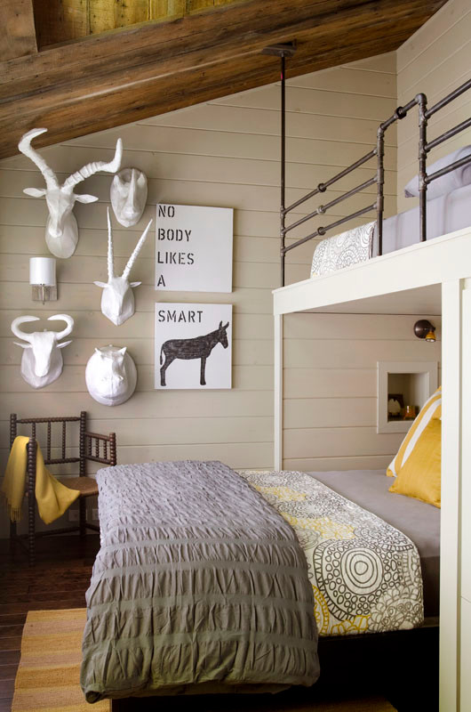 Cette image montre une chambre grise et jaune chalet de taille moyenne avec un mur beige, parquet foncé et aucune cheminée.