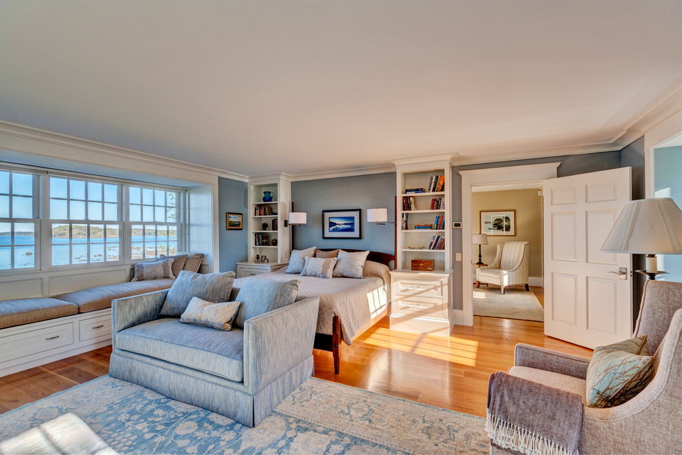 Immagine di una grande camera degli ospiti classica con pareti blu, pavimento in legno massello medio e pavimento marrone