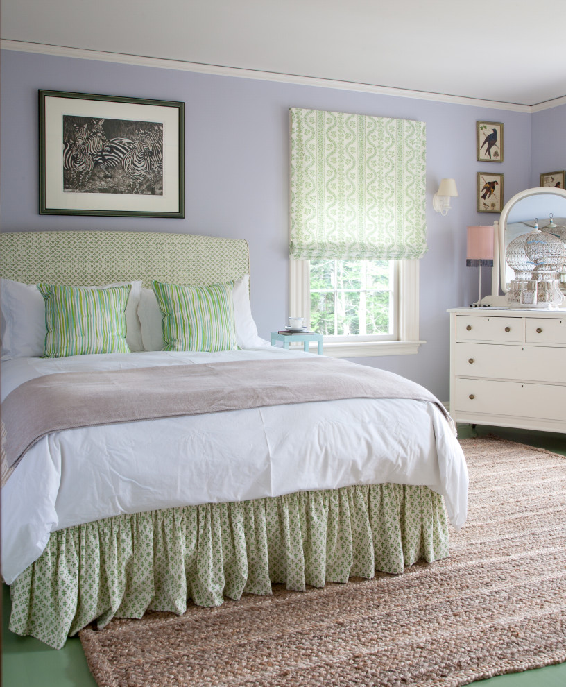 Источник вдохновения для домашнего уюта: хозяйская спальня среднего размера в морском стиле с фиолетовыми стенами и зеленым полом без камина