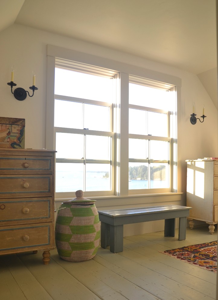 Пример оригинального дизайна: хозяйская спальня среднего размера в стиле кантри с белыми стенами и деревянным полом