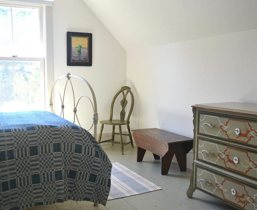 Immagine di una camera degli ospiti country di medie dimensioni con pareti bianche e pavimento in legno verniciato