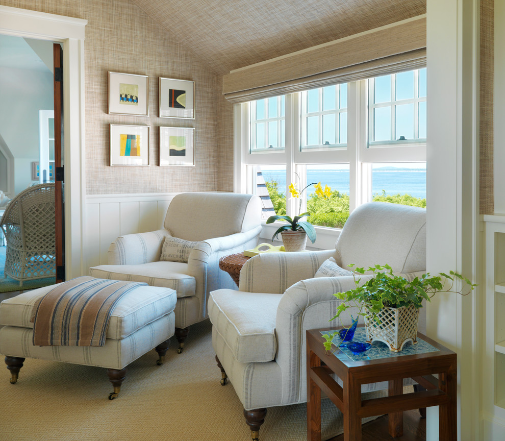 На фото: спальня в морском стиле с бежевыми стенами и ковровым покрытием