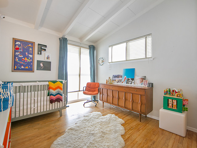 Inspiration pour une chambre parentale vintage de taille moyenne avec un mur blanc et parquet clair.