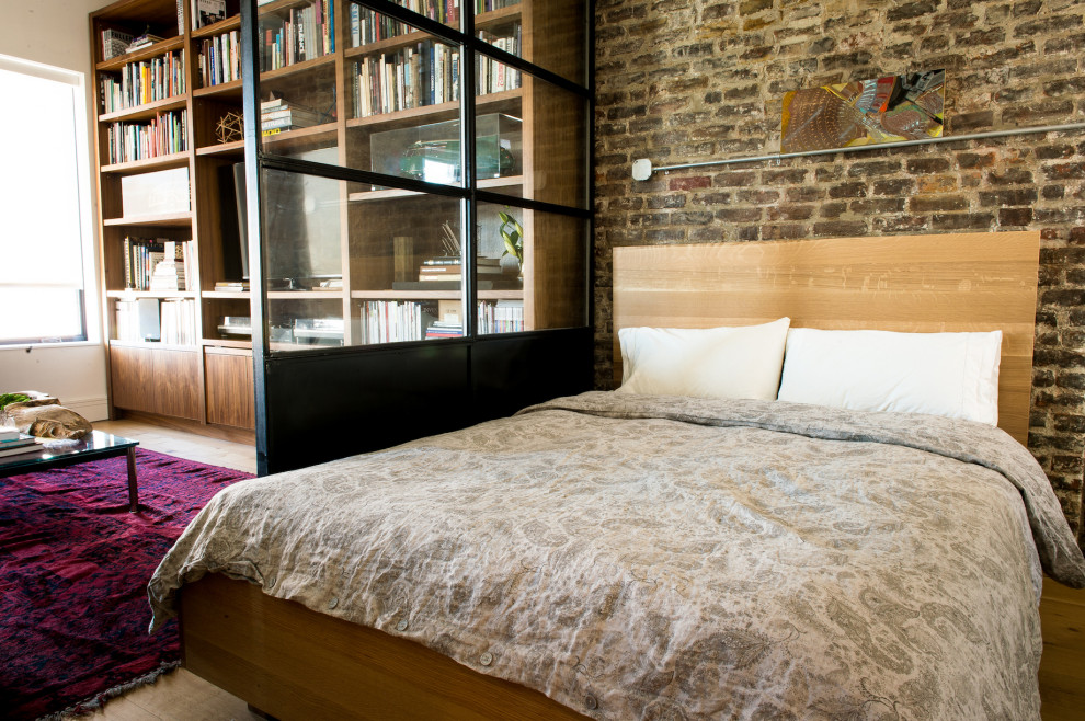 Kleines Modernes Gästezimmer mit weißer Wandfarbe, braunem Holzboden und beigem Boden in New York