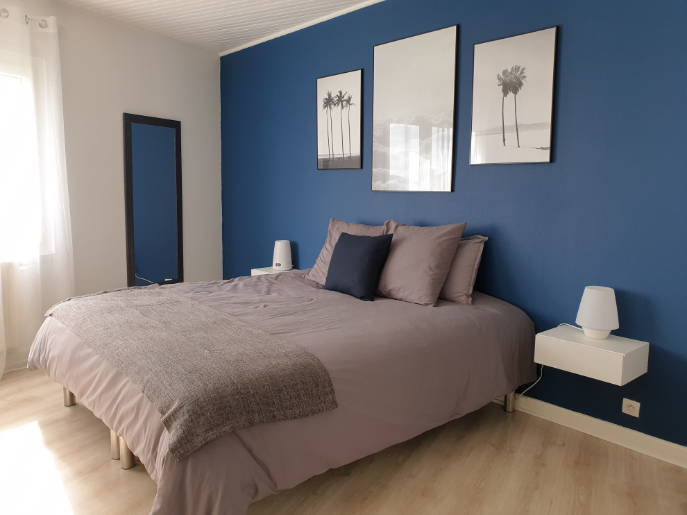 Источник вдохновения для домашнего уюта: большая хозяйская спальня в современном стиле с синими стенами, светлым паркетным полом, бежевым полом и потолком из вагонки без камина