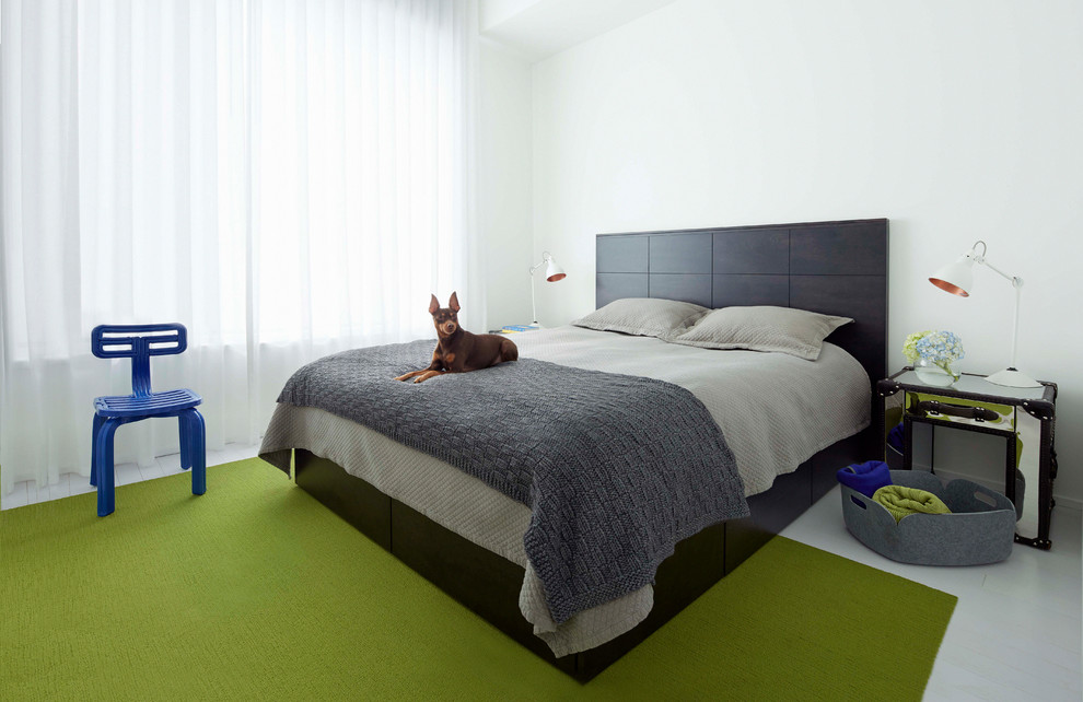 Idee per una camera da letto minimal con pareti bianche e pavimento in legno verniciato