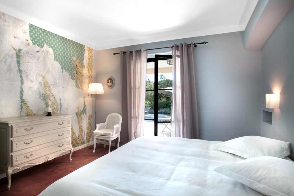 Immagine di una camera degli ospiti minimal di medie dimensioni con pareti blu e pavimento in terracotta