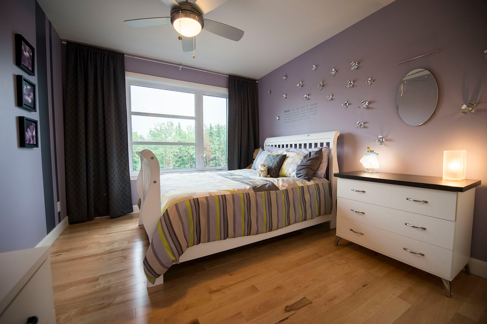 Пример оригинального дизайна: гостевая спальня среднего размера, (комната для гостей) в классическом стиле с фиолетовыми стенами и светлым паркетным полом